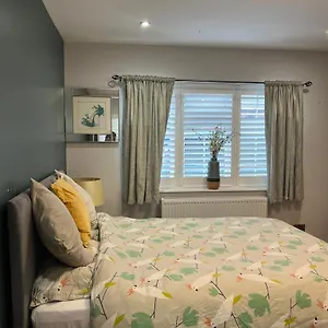  Apartment En-suite Double - Private Entrance & Free Parking